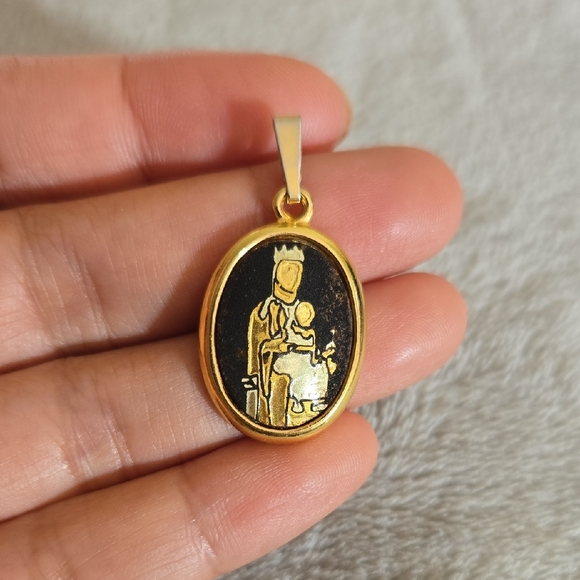 #671 Gold and Black Tone Oval Pendant - Picture 3 of 3